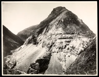Uitzicht op twee treinen op sporen langs een berg, vermoedelijk op of nabij het Panamakanaal, 1912 of 1913